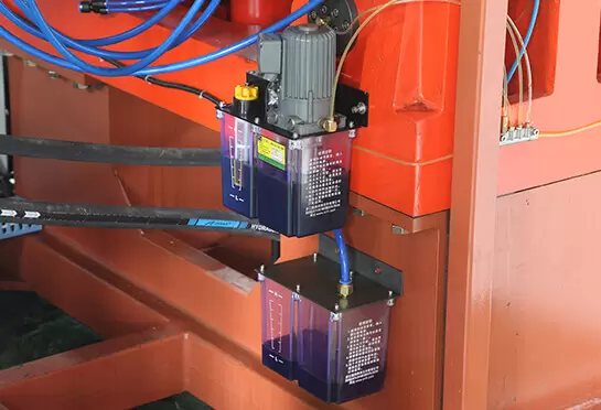 Elektrikli yağlama yağı pompası, rotayı yapabilen insansız kontrol koşulu altında bilgisayarın kontrolü yoluyla yağlama yağını düzenli ve nicel olarak otomatik olarak enjekte edebilir.