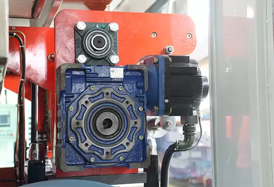 Sac besleme servo motoru, Japonya'da yapılan YASKAWA markasını benimser, nominal güç 3Kw'dır, besleme sürecinde kararlı çalışmayı sağlar.