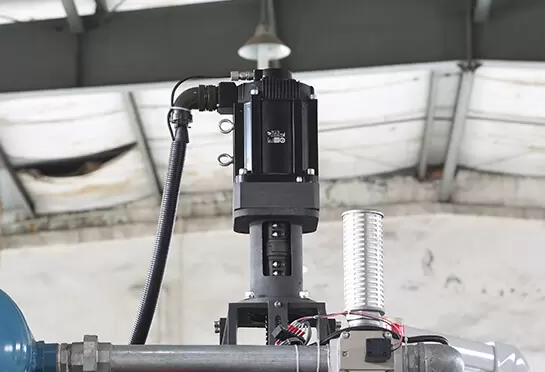 YASKAWA'nın (Japonya) gerdirme servo motoru, üst ve alt kalıbın hızını kontrol eder, bu, her bir kabın alt kalınlığının eşit olmasını sağlamak için eşit gücü koruyabilir. ve sör