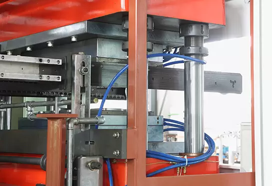 Çalışma istasyonları, sabit dört kılavuz direk (GCr15 çelik, dışı sert krom kaplamalı) yapı tarafından tahrik edilmektedir. Aşınmaya dayanıklı ve ekipman ömrünü uzatın.