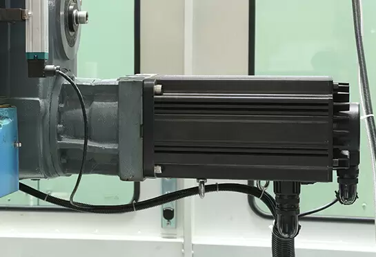 Her servo motor, makinenin aşırı çalışması için aşırı yük korumasına sahiptir.