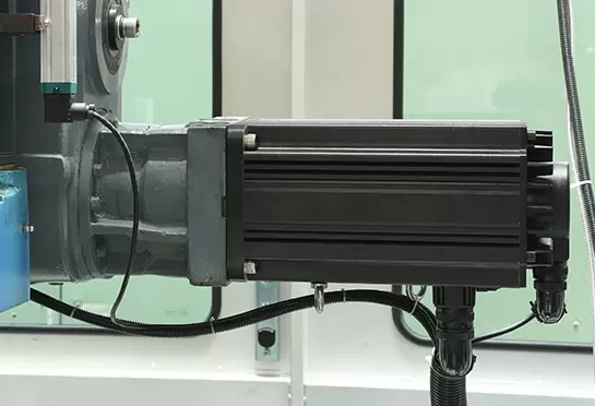 Her servo motor, makinenin aşırı çalışması için aşırı yük korumasına sahiptir.