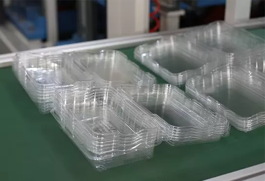 Düşük ağırlık merkezi ve bitmiş ürünlerin yüksekliğinin yanı sıra sabit çalışma, kolay kullanım ve kolay görüntüleme sağlar.