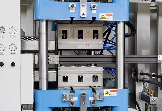 Kalıp değiştirme süresini son derece kısaltan hızlı kalıp değiştirme cihazı bulunmaktadır.