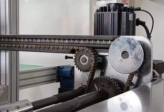 65#Mn'den yapılmış dişli zincir, sacın taşınmasına yardımcı olur. Su soğutmalı alüminyum raylar, su tasarrufu sağlar.