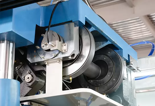 Her istasyon, eksantrik krank bağlantı yapısı tarafından tahrik edilir.