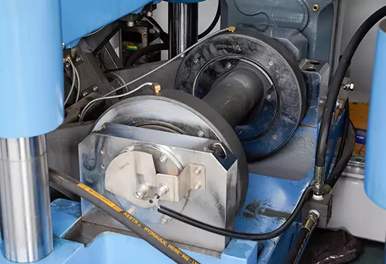 Her istasyon, eksantrik krank bağlantı yapısı tarafından tahrik edilir.