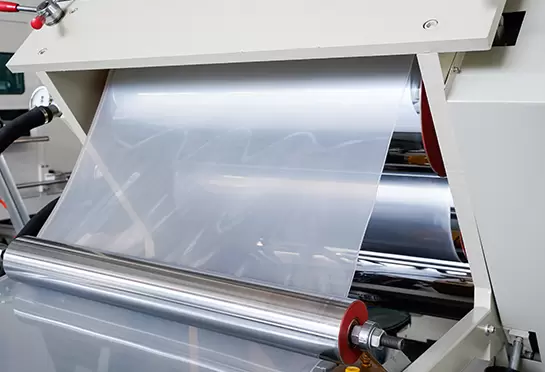 Kalıp tarafından ekstr&uuml;de edilen ham maddeyi bir plaka şekline bastıran ve oluşturmak i&ccedil;in soğuyan &uuml;&ccedil; silindir par&ccedil;ası; &uuml;&ccedil; silindir eğik &uuml;&ccedil; silindirdir, basit yapı, kolay kullanım ve bakım.