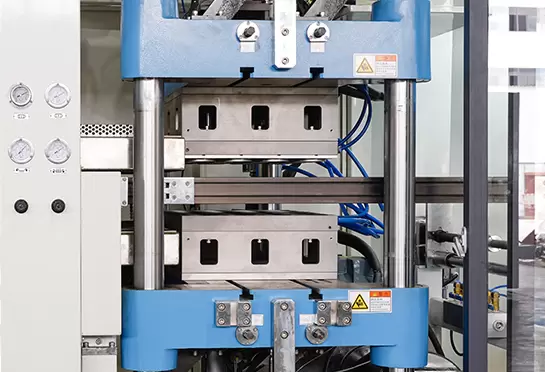 Kalıp değiştirme süresini son derece kısaltan hızlı kalıp değiştirme cihazı bulunmaktadır.