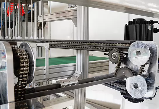 65#Mn'den yapılmış dişli zincir, sacın taşınmasına yardımcı olur. Su soğutmalı alüminyum raylar, su tasarrufu sağlar.