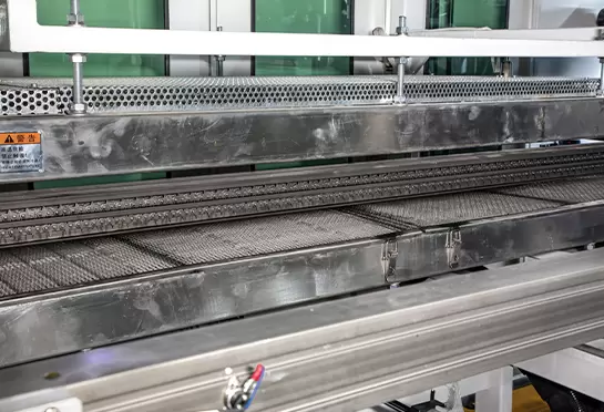 Makine PID sıcaklık sistemini benimser, yüksek hassasiyet gösterir ve sıcaklık kontrol toleransı ＜1℃.